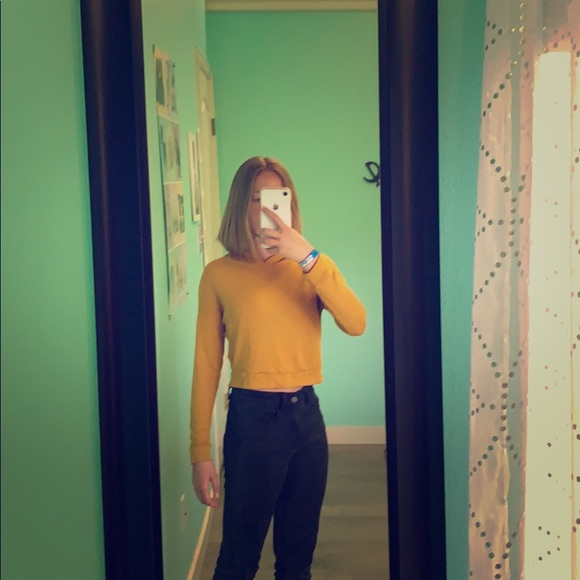 Crop sweater 🔥 - Picture 1 of 3